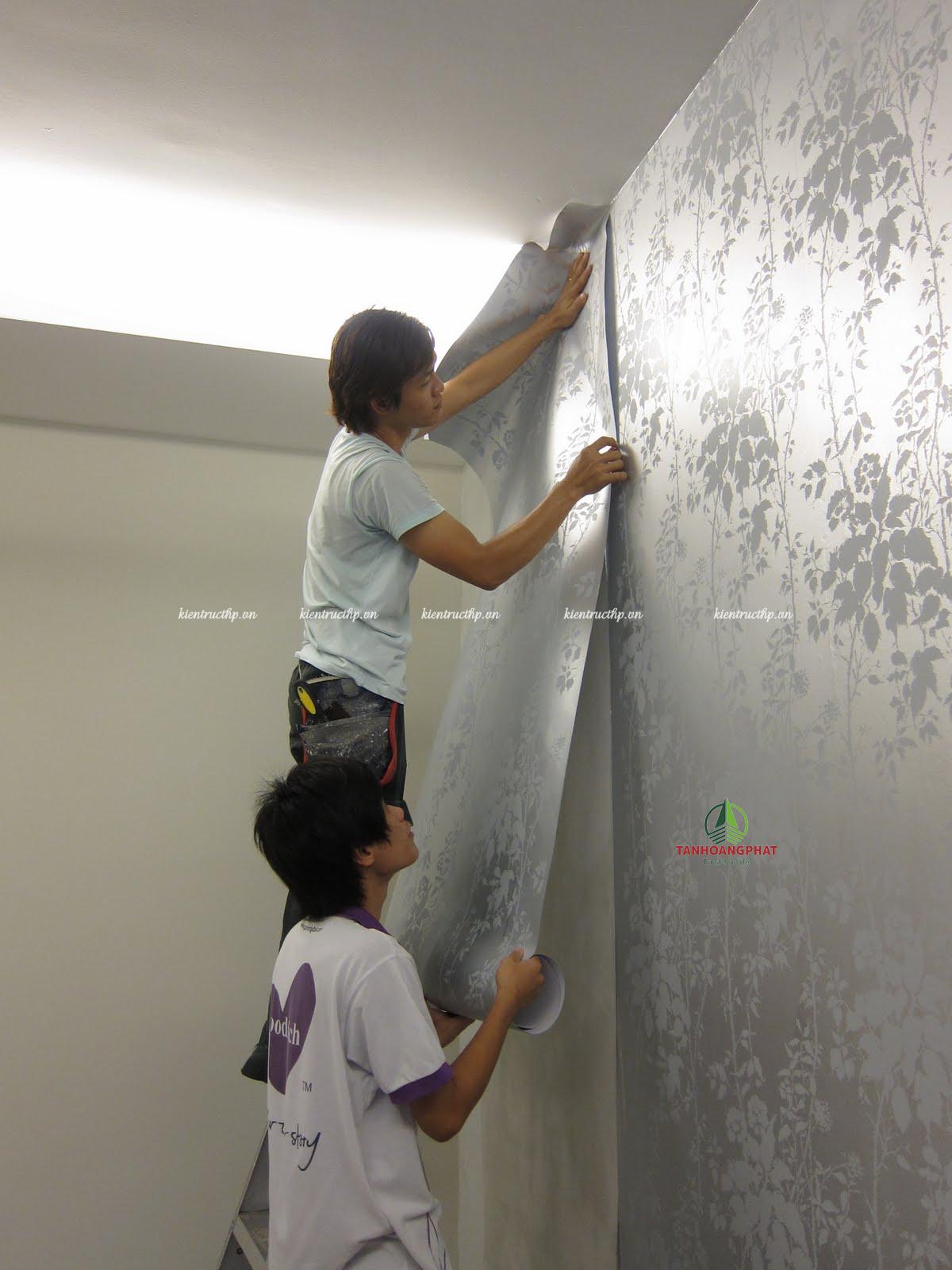 Làm sạch lớp giấy dán tường để sơn được màu chất lượng nhất.